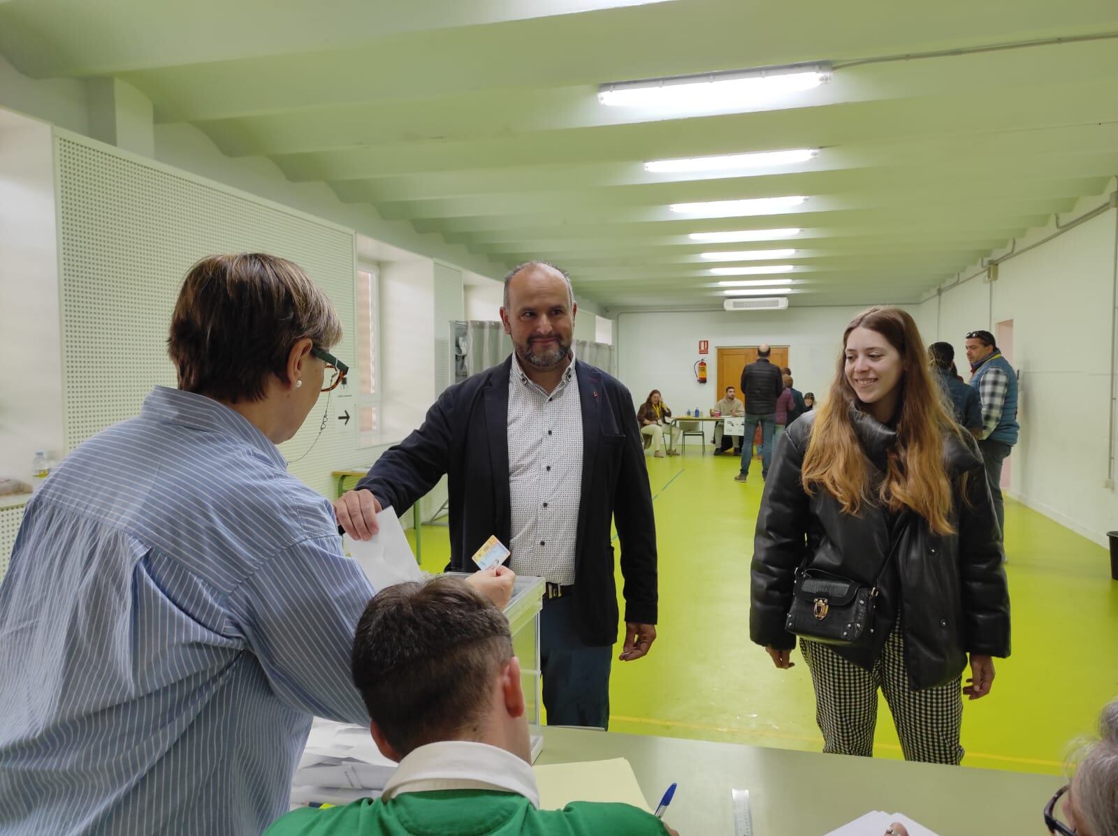 Víctor Manuel García, número dos de IU-Podemos al Ayuntamiento de Ávila, en el momento de votar