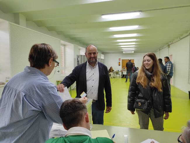 Víctor Manuel García, número dos de IU-Podemos al Ayuntamiento de Ávila, en el momento de votar