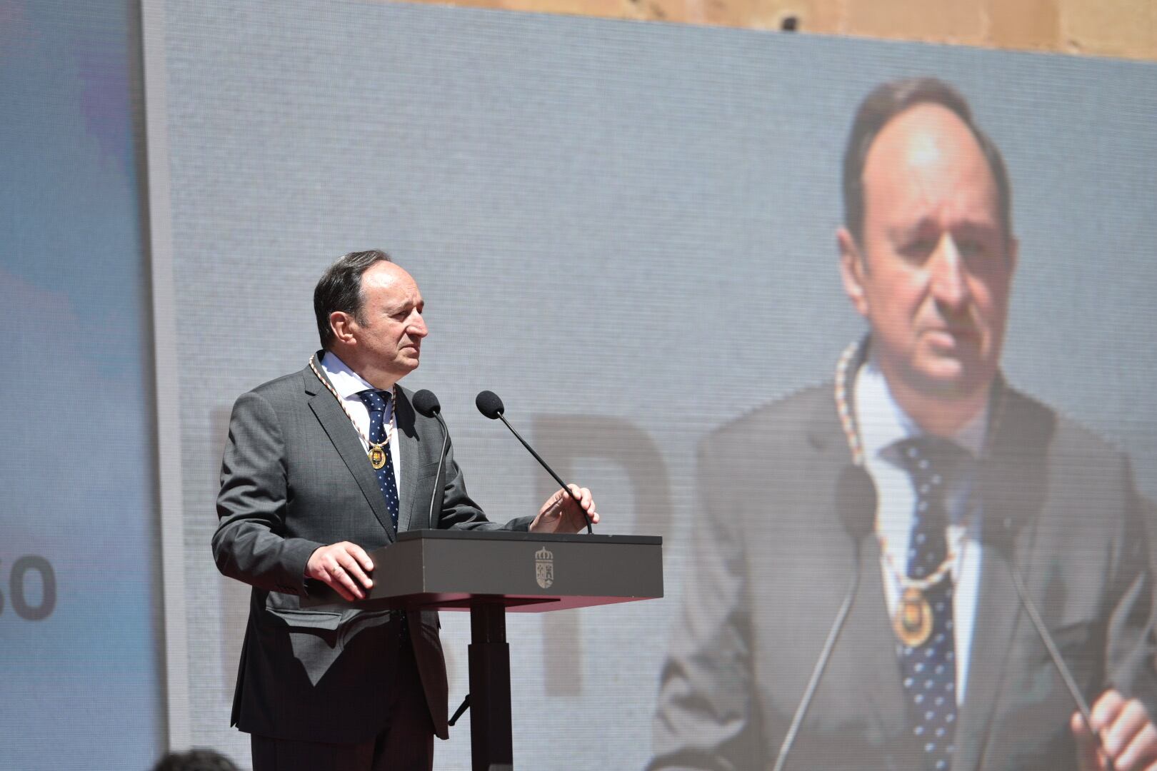 Pedro Sanz, expresidente del Gobierno de La Rioja (1995-2015), recoge el premio como Riojano Ilustre.