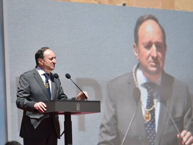 Pedro Sanz, expresidente del Gobierno de La Rioja (1995-2015), recoge el premio como Riojano Ilustre.