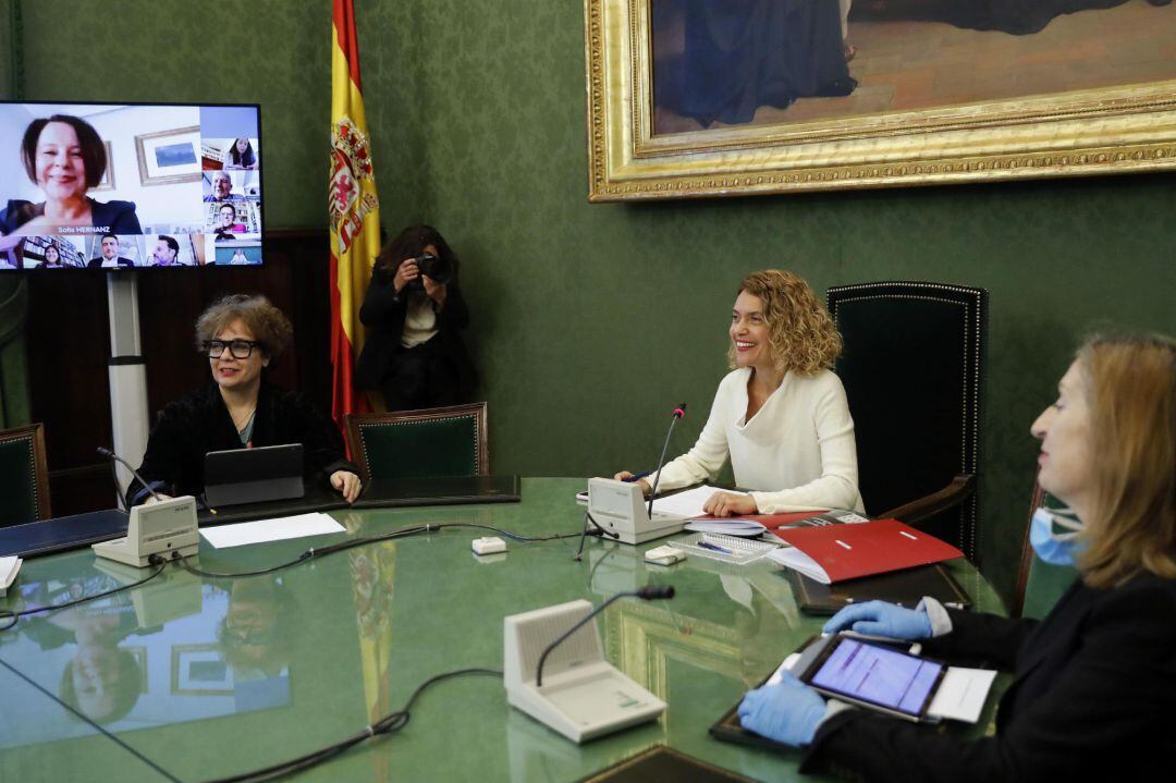 La presidenta de la cámara baja, Meritxell Batet (c) y la vicepresidenta tercera, Maria Gloria Elizo (i) este martes durante la reunión de la Junta de Portavoces