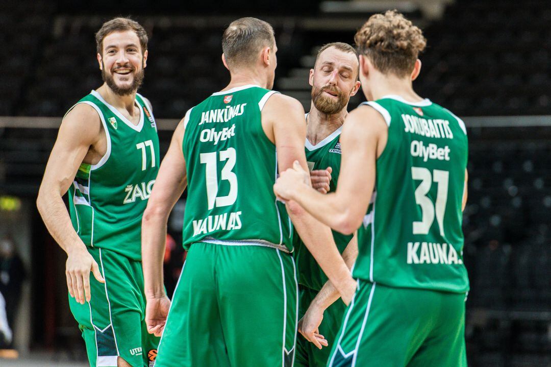 Los jugadores del Zalgiris Kaunas celebran la victoria contra el Baskonia.