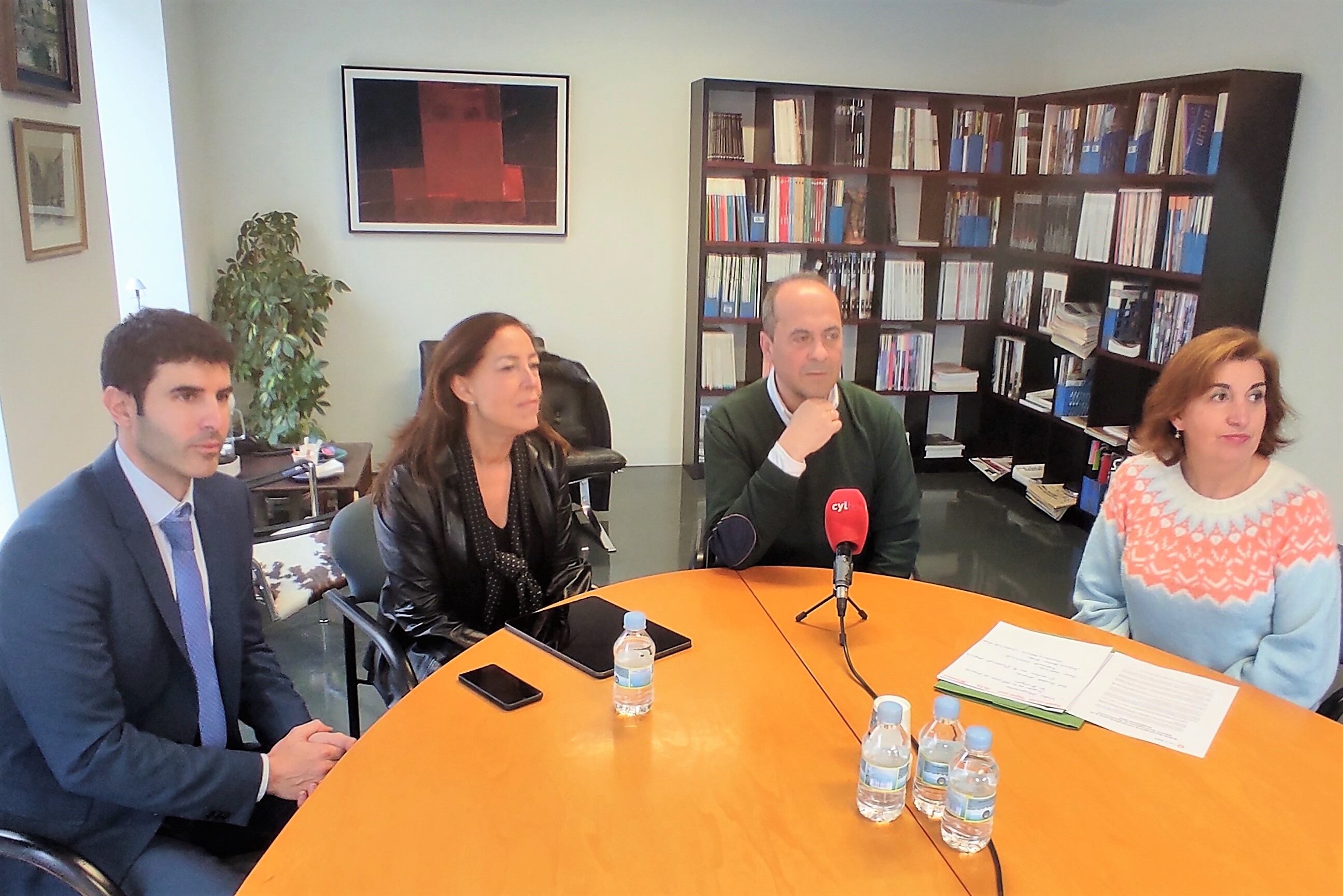 De izquierda a derecha, Víctor Atapuerca, director de la oficina de Arquia en Burgos; Sol Candela Alcover, directora de la Fundación Arquia; Javier Achirica, Presidente del Colegio de Arquitectos de Burgos; y María José Abajo Izquierdo, coordinadora provincial del Área de conocimiento de Empleo de Cruz Roja. / Foto: Radio Castilla
