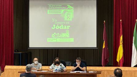 La alcaldesa, Mª Teresa García, en el centro explicando la campaña, acompañada de los dos concejales