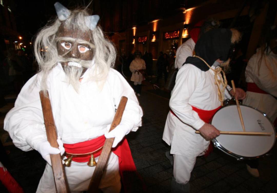 Imagen de archivo de un desfile de antruejos en León