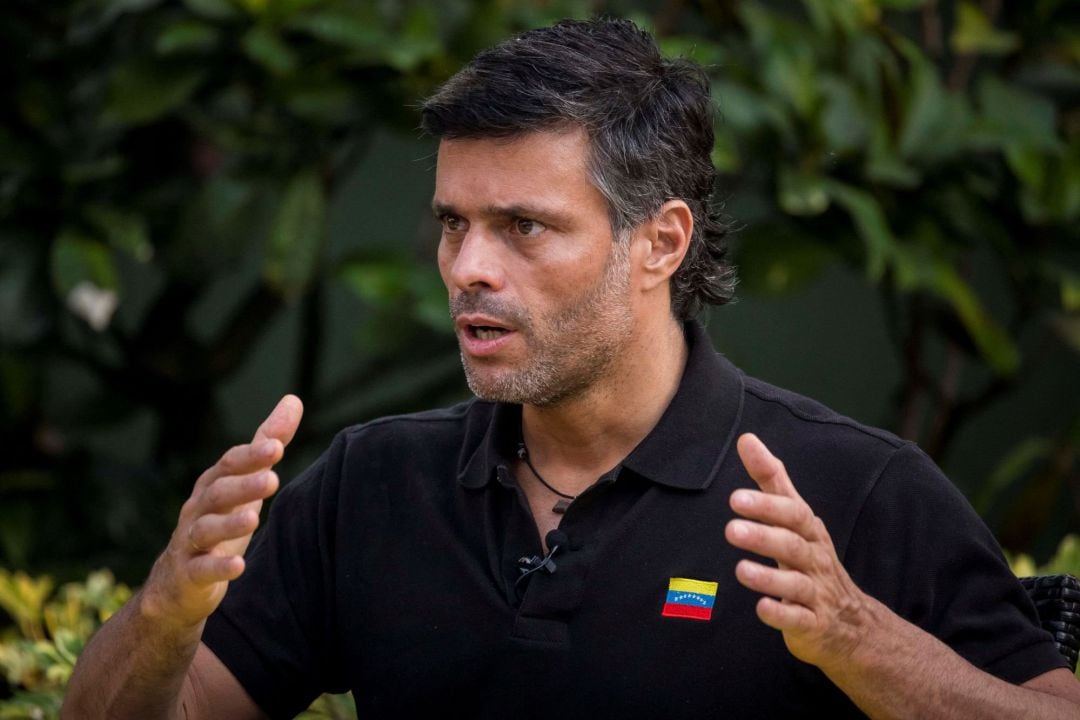 El líder opositor venezolano Leopoldo López habla durante una entrevista concedida a Efe este jueves, en Caracas (Venezuela)