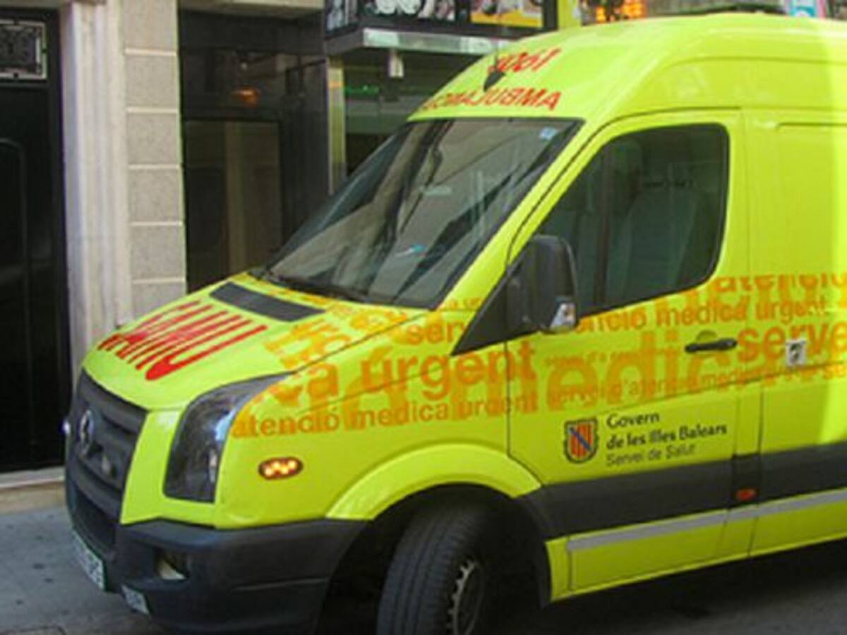 En estado crítico un conductor tras chocar contra un poste eléctrico en Calanova