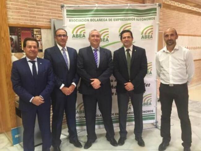 Daniel Reyes Naranjo, el segundo por la izquierda, durante una entrega de premios junto al presidente de Fecir, Carlos Marín y otros miembros