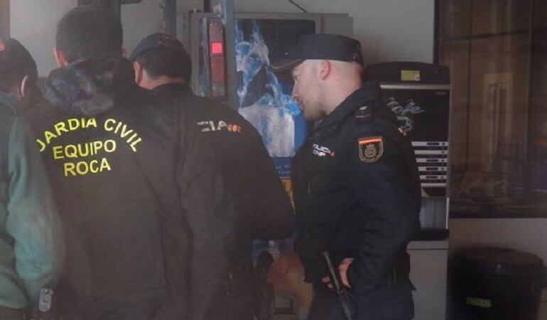 Agentes en el transcurso de la operación que ha permitido detener a 3 personas por contratar a magrebíes para la recolección de naranjas a los que pagaban menos de 10 euros al día