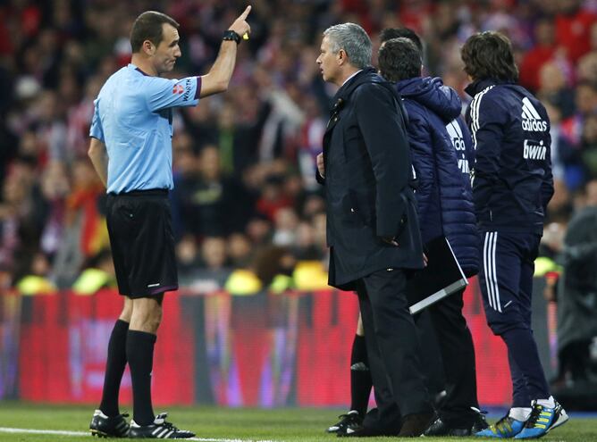 El árbitro expulsa al técnico blanco, Jose Mourinho