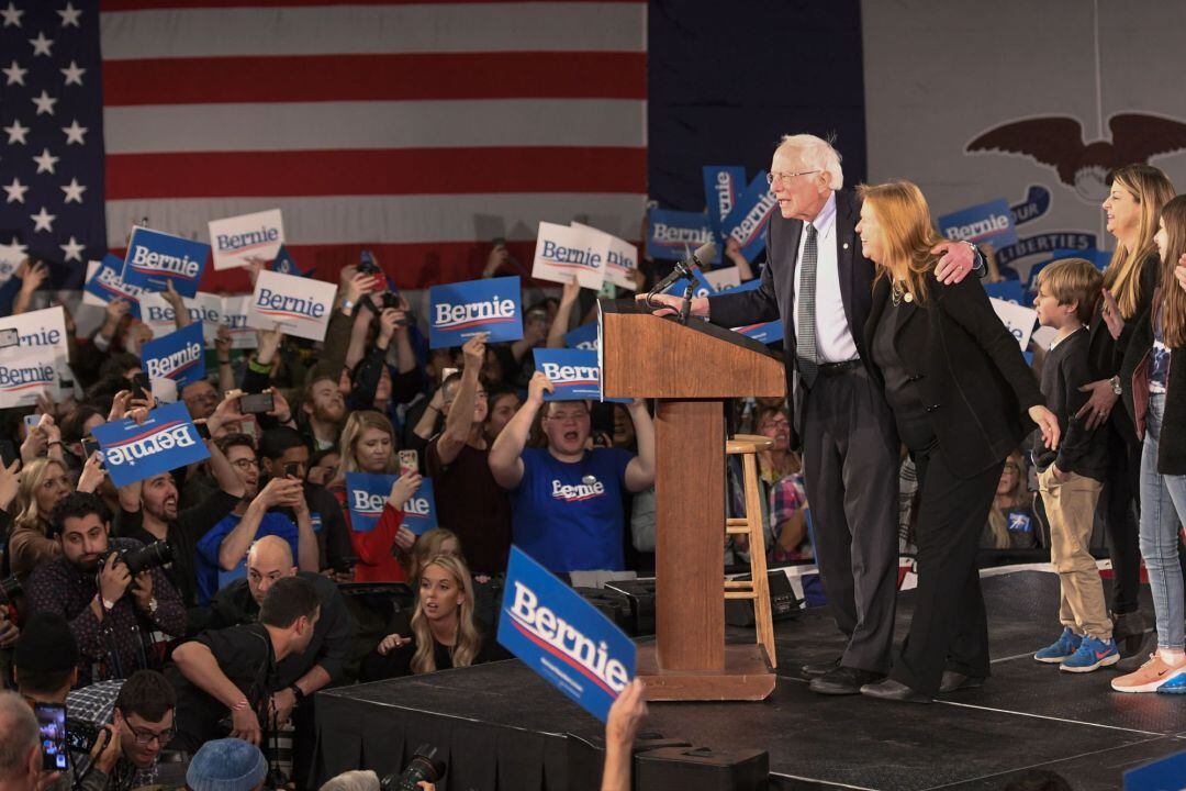 El senador de Vermont, el demócrata Bernie Sanders, sigue el recuento de datos junto a su familia en Des Moines, Iowa