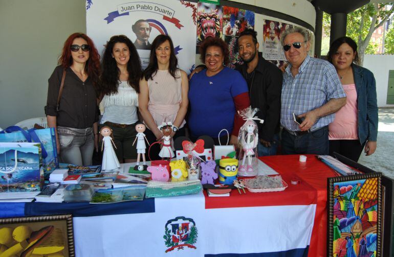 La concejal de Acción Social, María Gil, con representantes de consulados de otros países