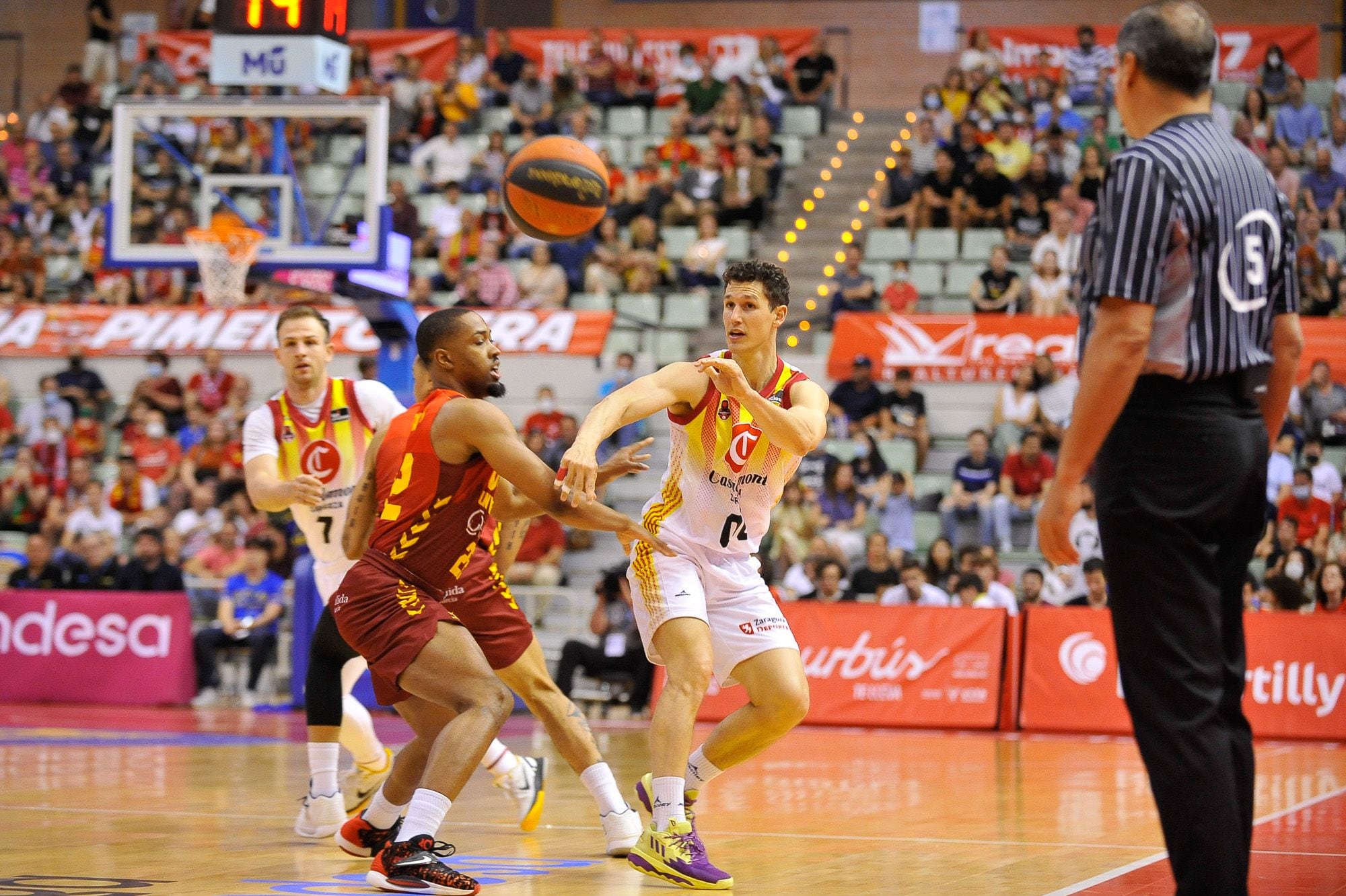 Momento del partido entre UCAM Murcia y Casademont Zaragoza