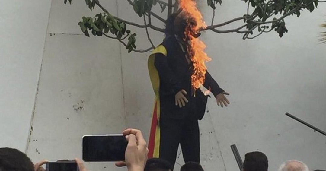 Muñeco de Puigdemont quemado en un pueblo sevillano.