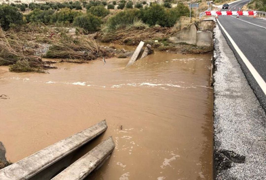 Daños provocados en el puente sobre el río Baza en la A-4200