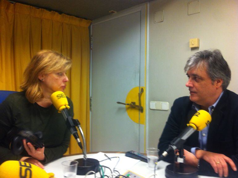 Pedro Puy con Aida Pena en los estudios de Radio Galicia