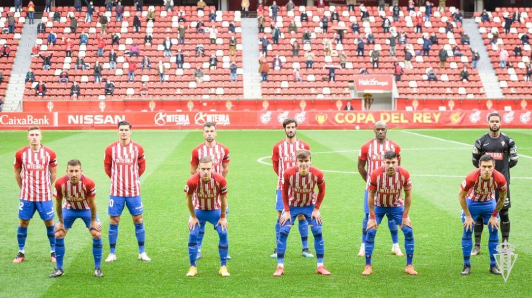 El Sporting, con aficionados de fondo, antes del partido de Copa del Rey contra el Betis.