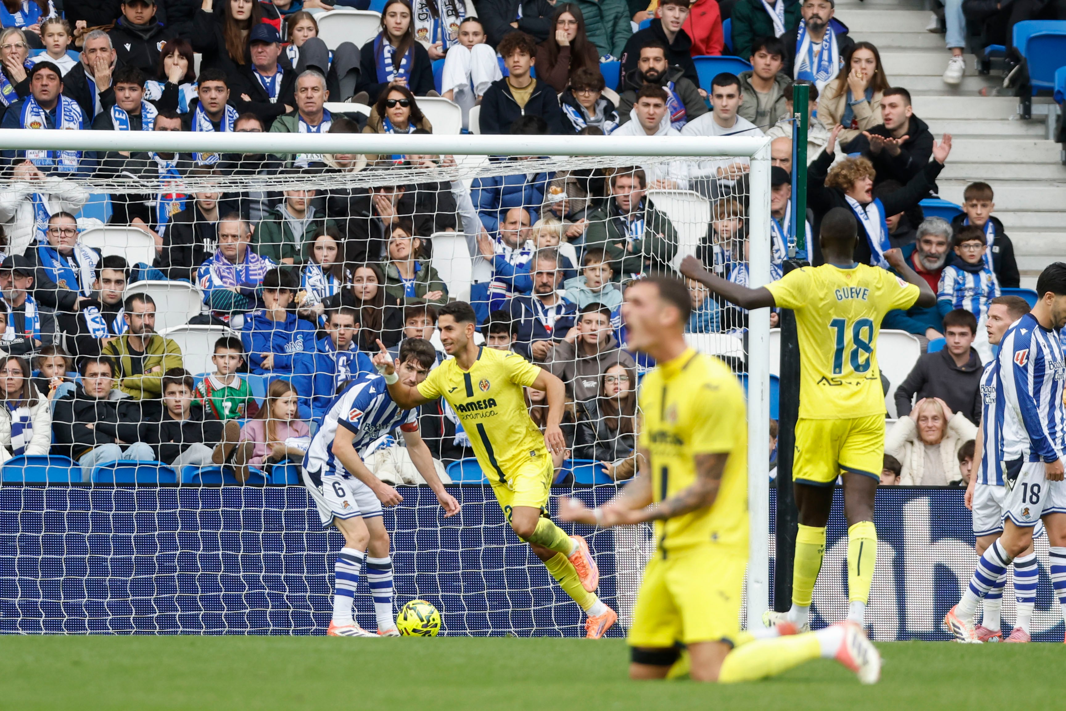 SAN SEBASTIÁN, 30/11/2025.- Celebración del gol de Ayoze, Villarreal, durante el partido liguero que enfrentó a la Real Sociedad y al Villarreal en el estadio Anoeta en San Sebastián, este domingo. EFE/Javier Etxezarreta