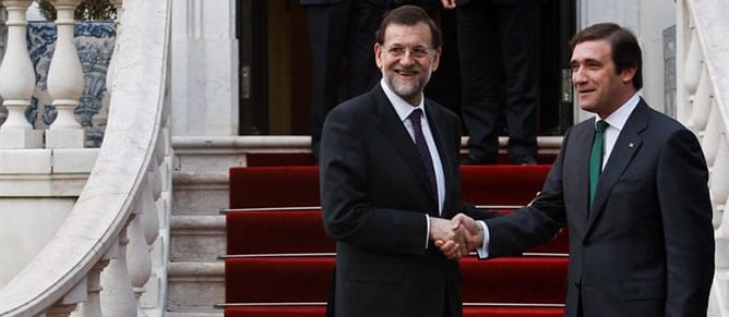 Pedro Passos Coelho y Mariano Rajoy antes de la reunión que mantuvieron en el Palacio de Sao Bento en Lisboa