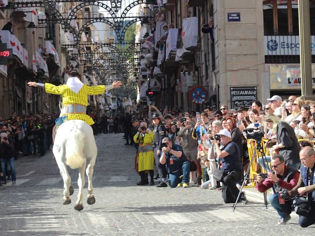 El jinete de la Filà Abencerrajes regresando al asentamiento moro para informar a su jefe de la negativa de los cristianos para dejar la villa de Alcoy.