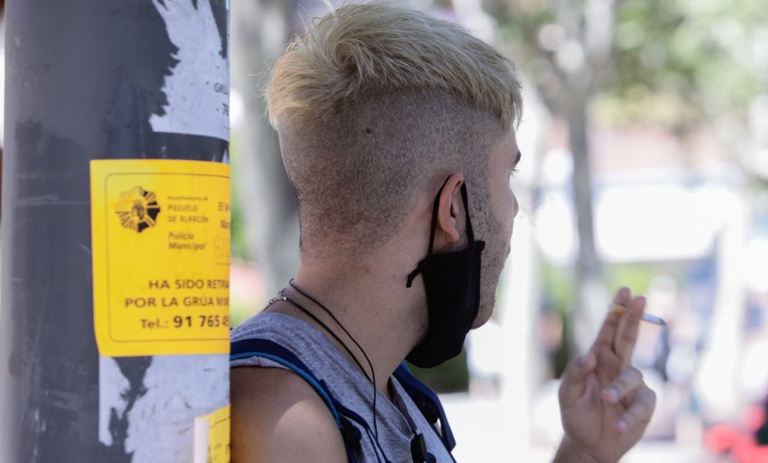 Ciudadano fumando en la vía pública