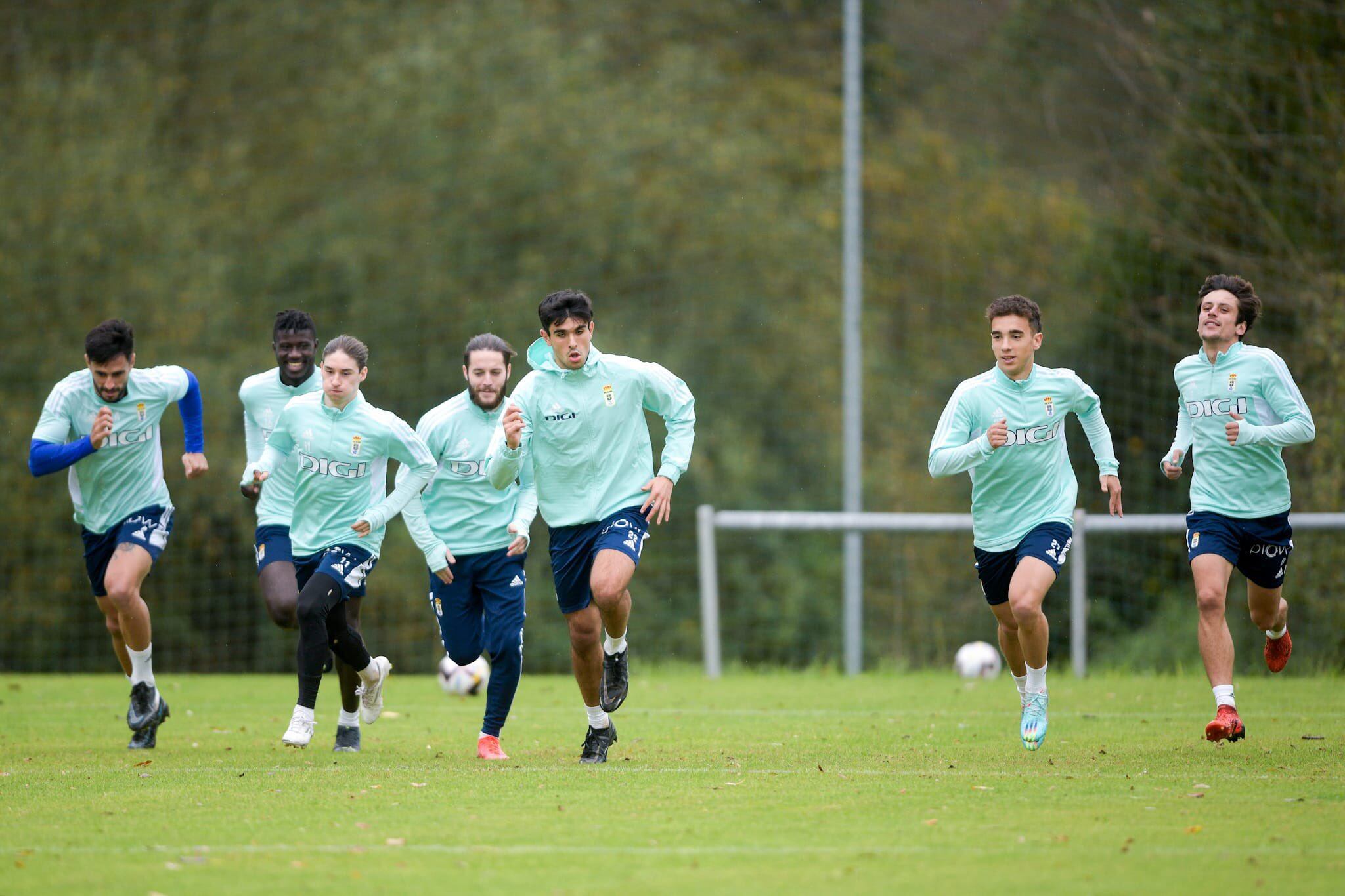 Varios jugadores durante un entrenamiento en El Requexón (Real Oviedo)