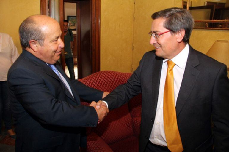 Encuentro institucional en julio de 2015 entre el entonces alcalde de Granada, José Torres Hurtado, y el presidente de la Diputación, José Entrena