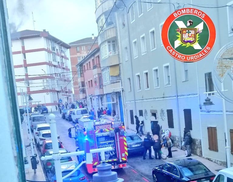 El incendio se produjo en la segunda planta de un edificio de la calle Juan de Mena.