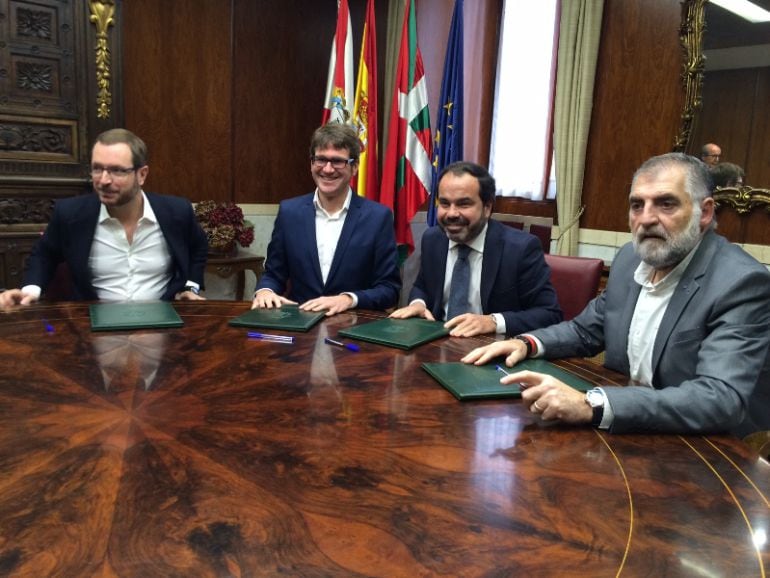 Gorka Urtaran (PNV), Javier Maroto (PP), Peio López de Munain (PSE) y Pascal Gómez (SEA-Empresarios alaveses) firman el acuerdo de la rebaja de impuestos