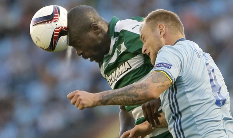 Samba remata el balón ante la presencia de Guidetti