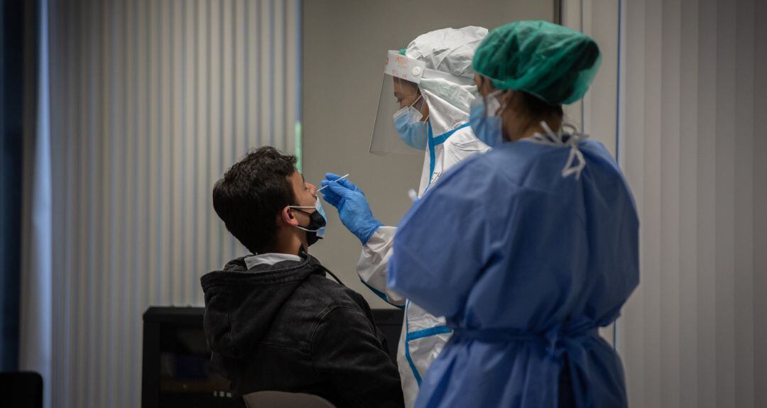Un hombre recibe una prueba PCR en una imagen de archivo