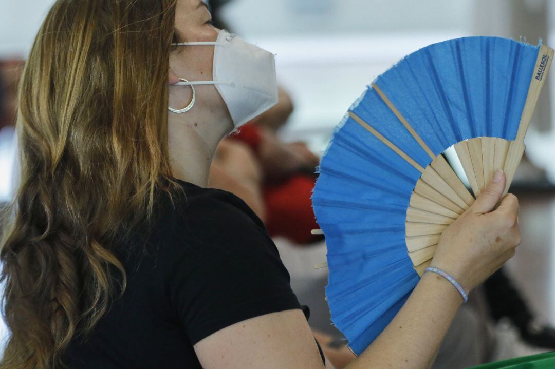 Una mujer combate los rigores del verano.