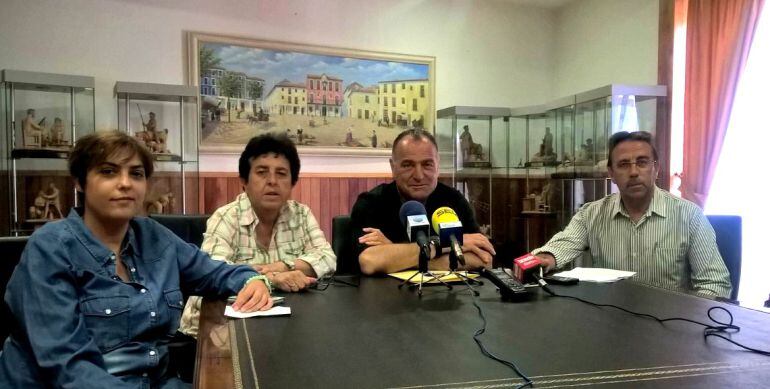 Los concejales Lorena Cantarero, Conchi Zarco y Julián Garrido, y el alcalde José Manuel López Carrizo