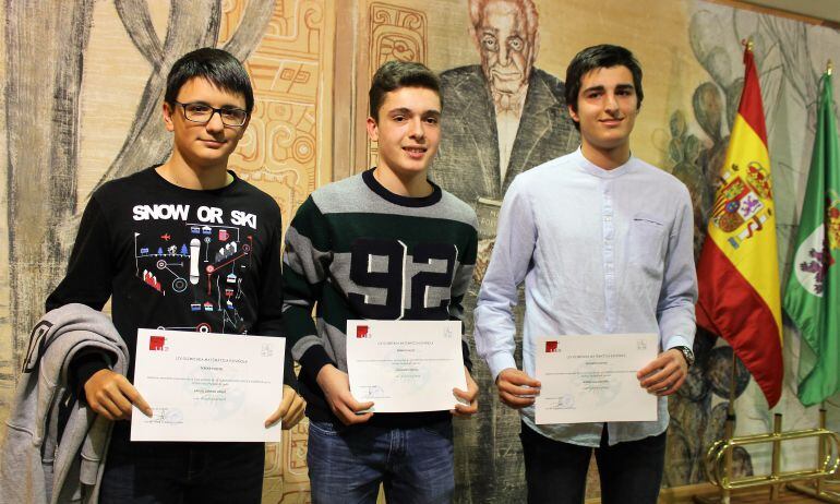 Carlos Carrizo, Iván Ramón, (en el centro) y Álvaro Vallinas, los tres finalistas