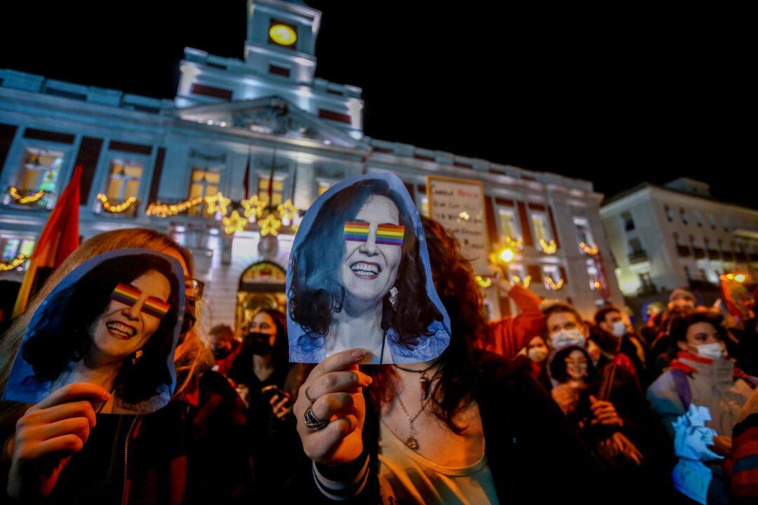 Un grupo de personas en una concentración de defensa de los derechos del colectivo LGTBI+, en la Puerta del Sol