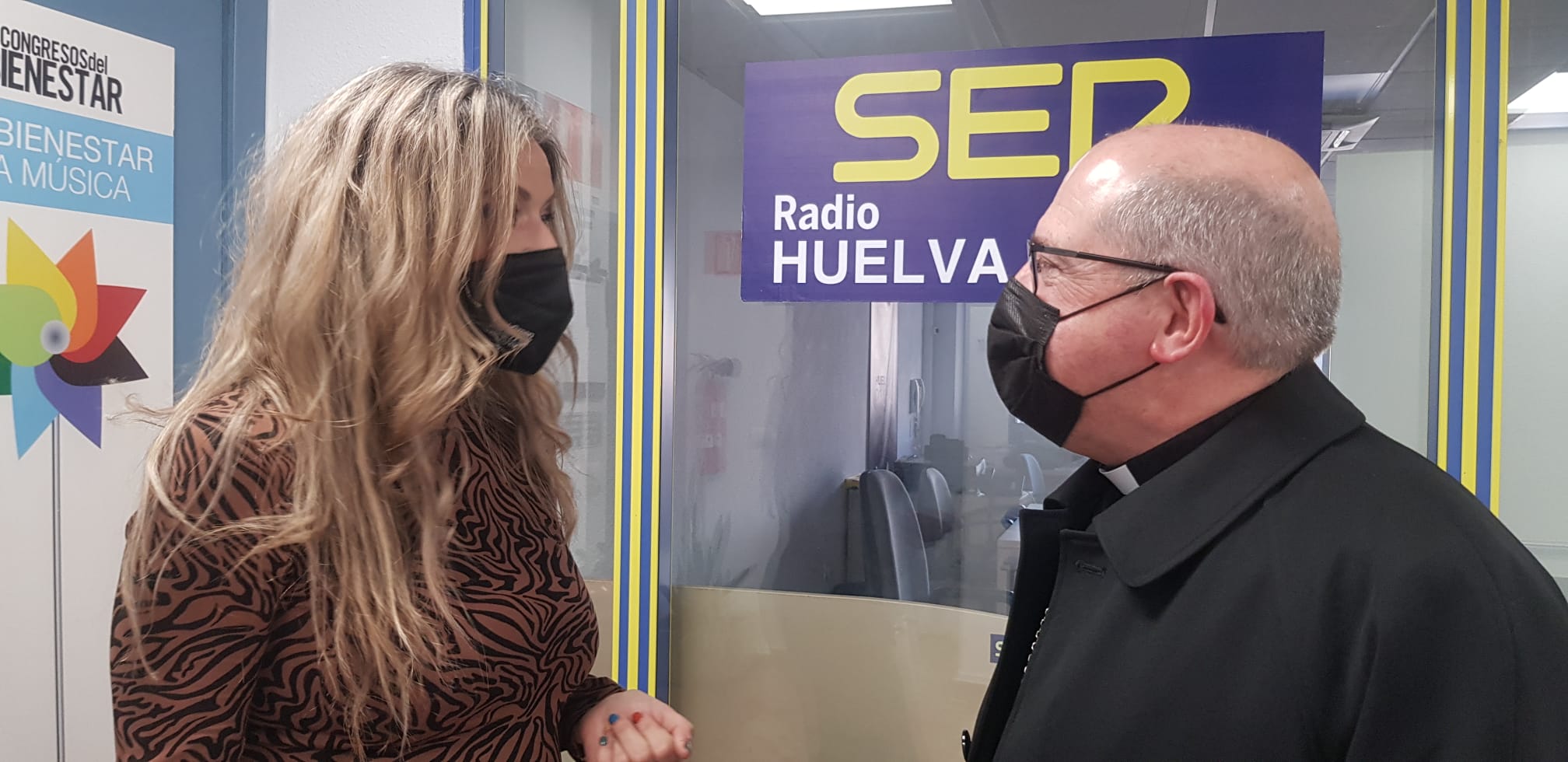 Santiago Gómez, obispo de Huelva conversa con Ana Gil, periodista de la SER