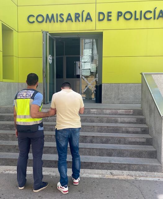 Un agente traslada a un detenido en la Comisaría de Policía Nacional de Cartagena