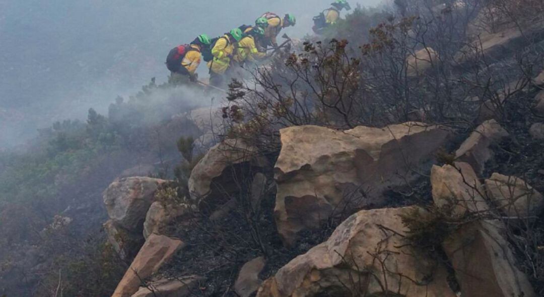 Personal del Infoca en un incendio en Tarifa