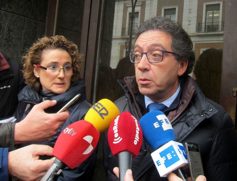 Imagen de los abogados de la acusación particular a las puertas del juzgado