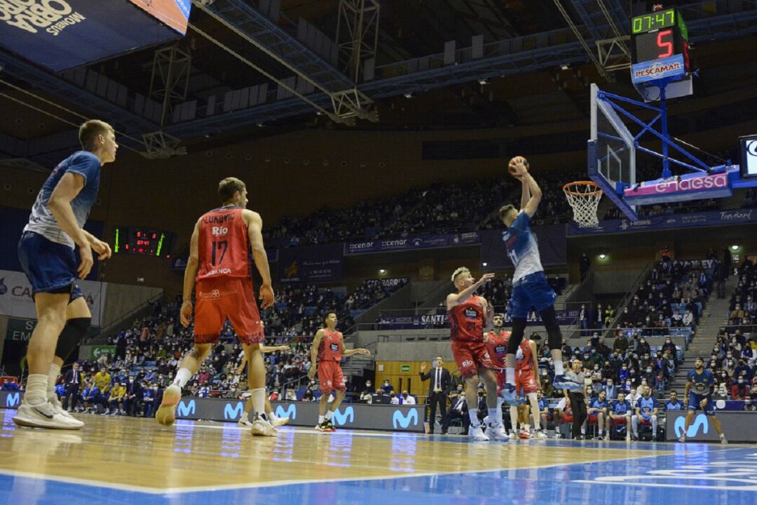 Laurynas Birutis se dispone a hacer un mate ante Malhabasic 