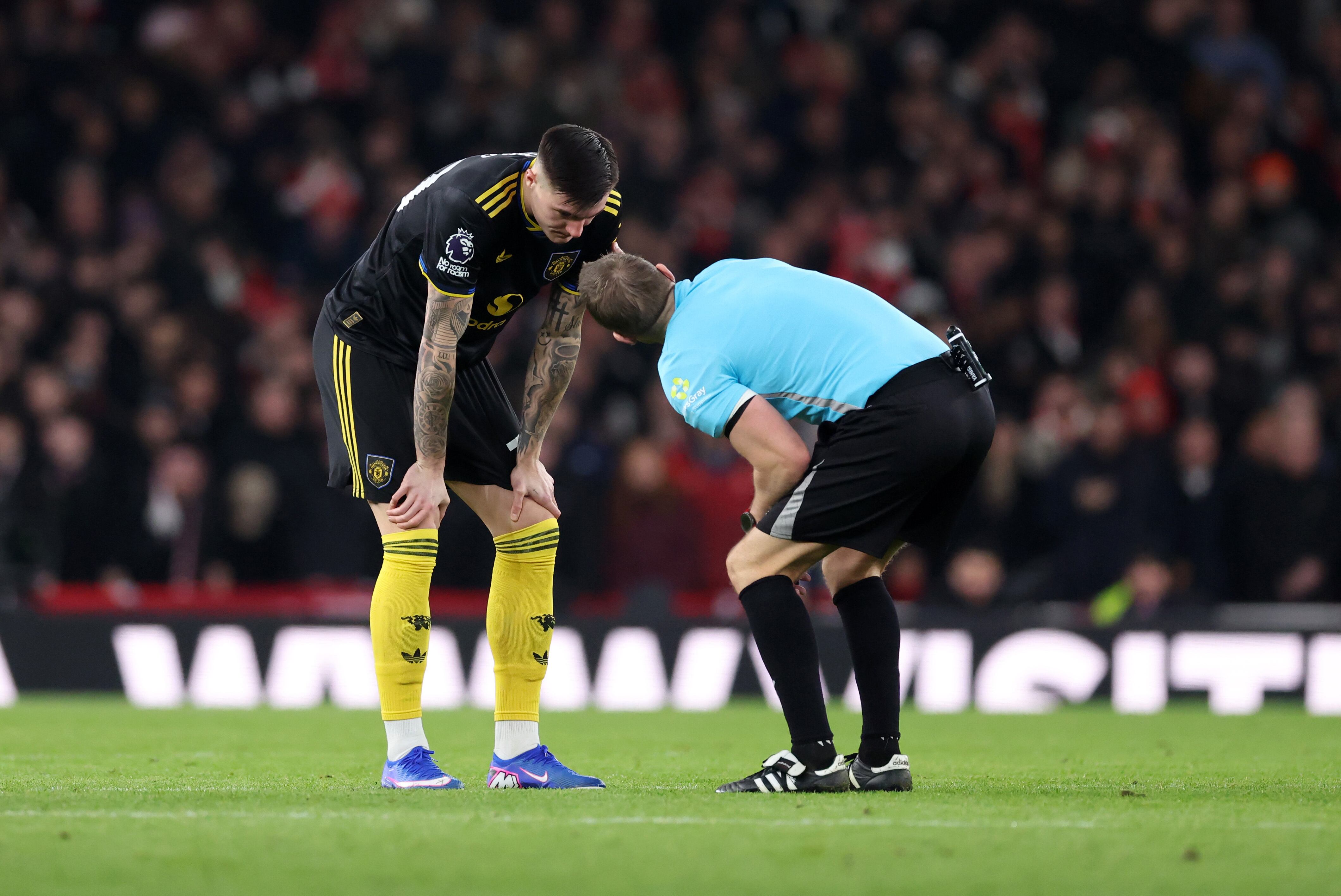 Benjamin Sesko charla con el árbitro Craig Pawson durante el Arsenal-Manchester United de la Premier League
