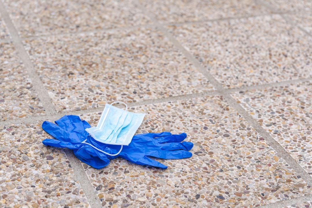 Los guantes y las mascarillas deben tirarse al contenedor gris ya que son productos que pueden estar contaminados y no se pueden reciclar. 