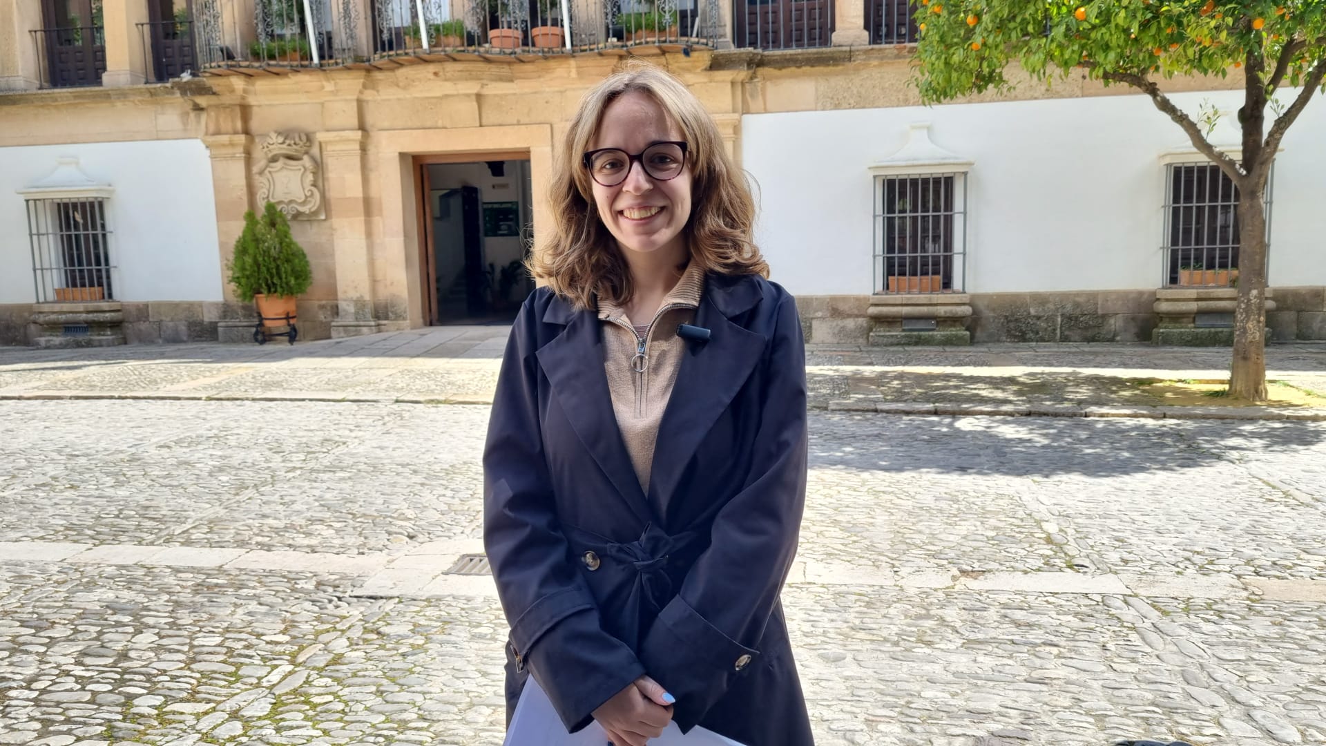 La concejala del PSOE de Ronda, Nerea Marín, en la puerta del Ayuntamiento de Ronda