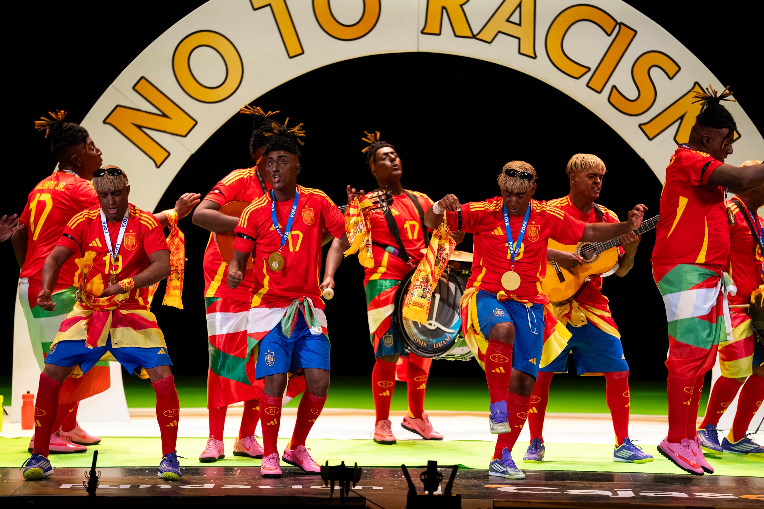 Chirigota: 'Los legales, nosotros si no??'