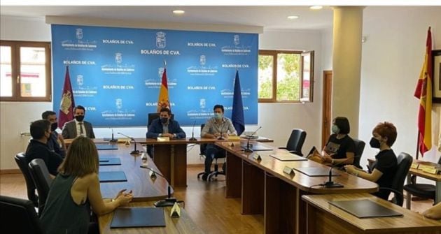 Una de las reuniones que ha mantenido el alcalde de Bolaños, Miguel Ángel Valverde, con representantes de hostelería y de otros sectores, preocupados por la deriva de sus negocios
