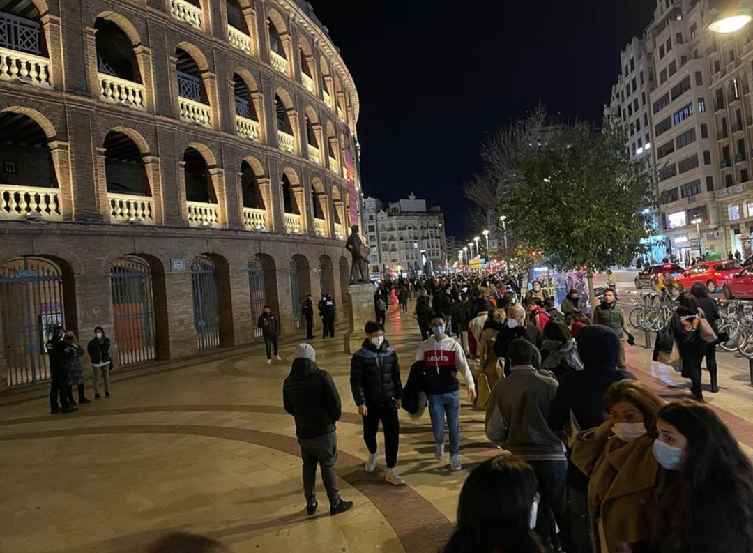 Colas en la plaza de toros de València para recibir la dosis de la vacuna del coronavirus en los puntos móviles de vacunación. 