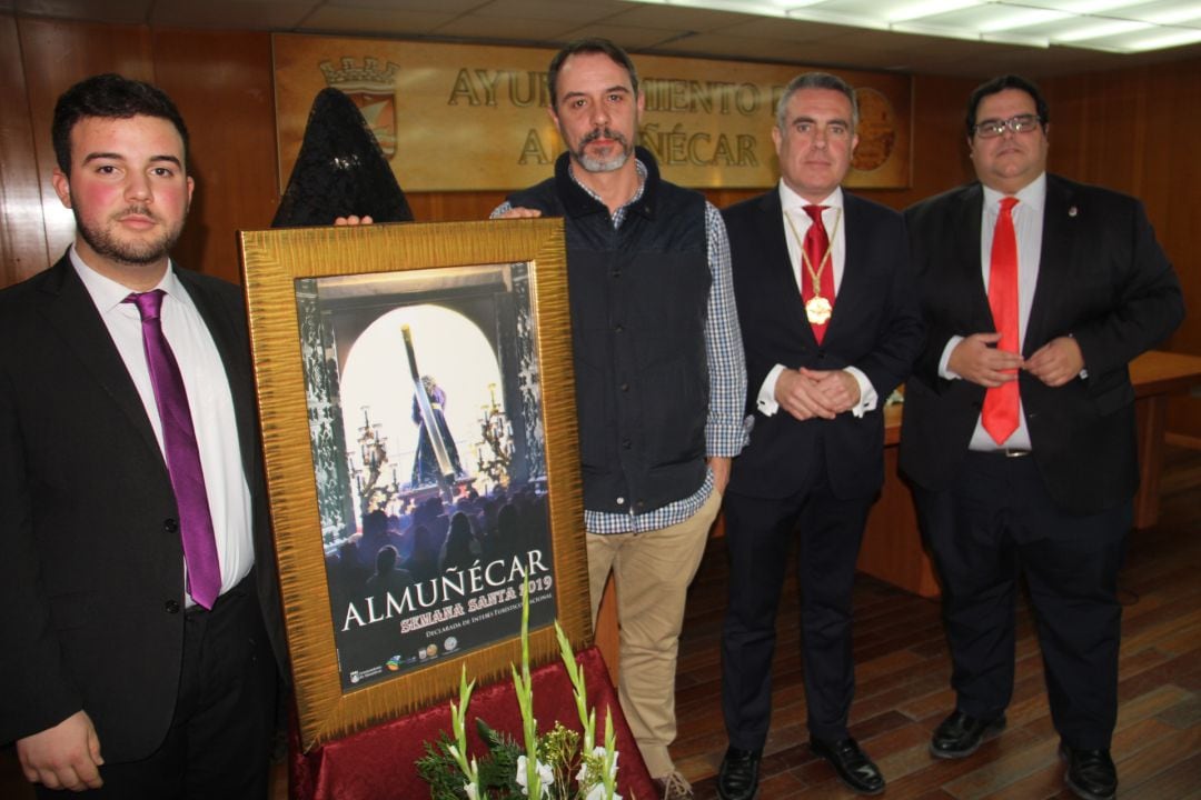 El concejal de turismo, Rafael Caballero, presentan junto al resto de autoridades el Cartel Oficial de la Semana Santa sexitana 2019