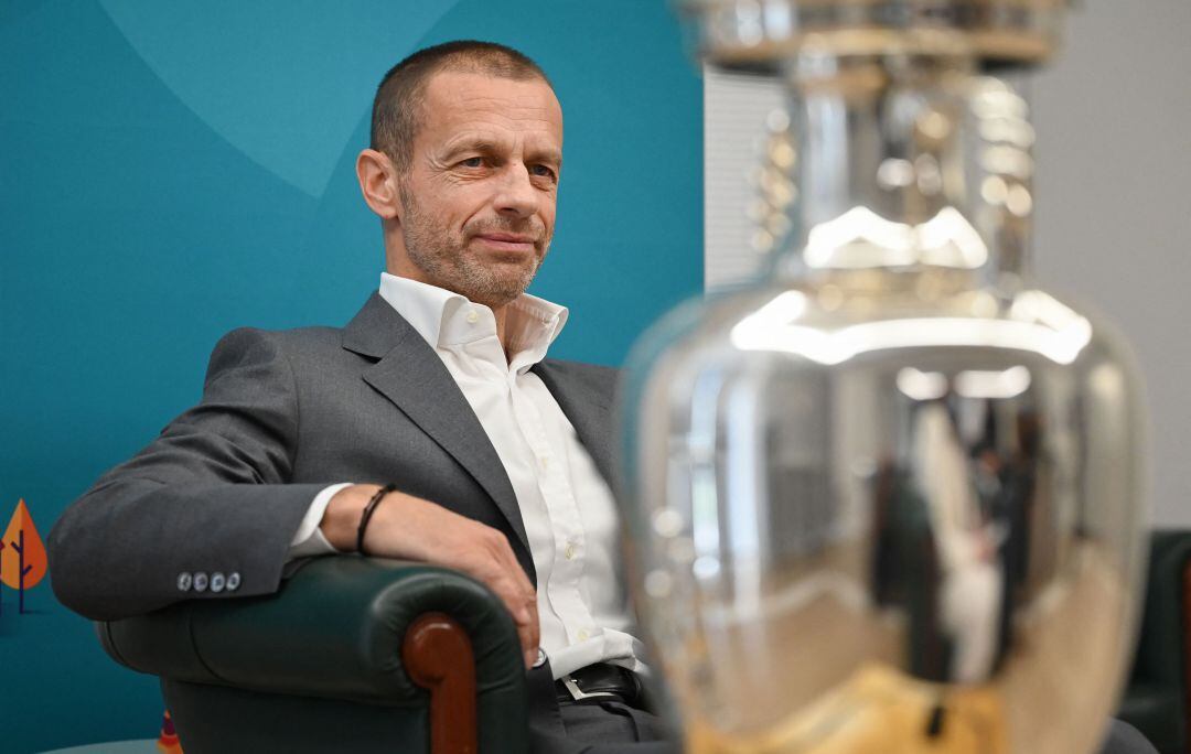 Aleksander Ceferin, con el trofeo de la Eurocopa.