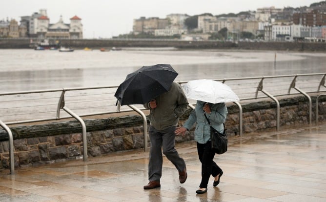 Lluvia en la playa, foto recurso.