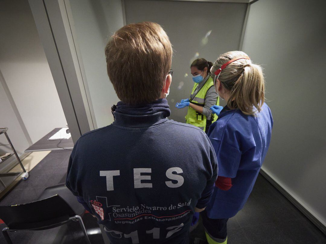 Varios trabajadores sanitarios, con material necesario para administrar la vacuna contra la COVID-19, en Pamplona